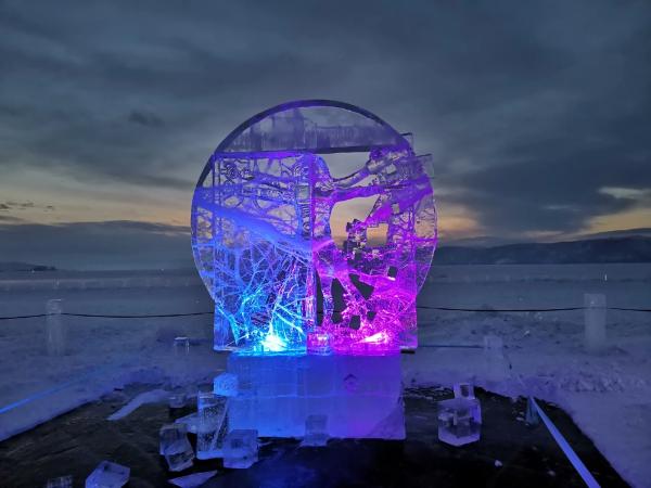 Скульптор из Барнаула создал ледяные шедевры на Байкале