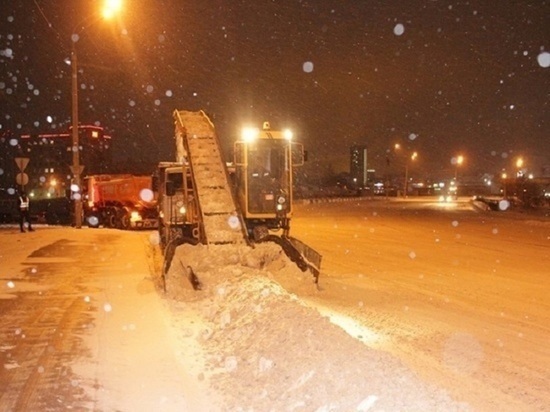 Свыше 115 единиц техники убирают снег в Барнауле