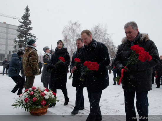 Томенко и Франк возложили цветы к Мемориалу Славы 23 февраля
