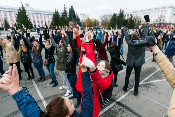 В Барнауле педагоги подумают, как 2 года будут «долетать» до школ без моста на Новом рынке. А еще лебеди