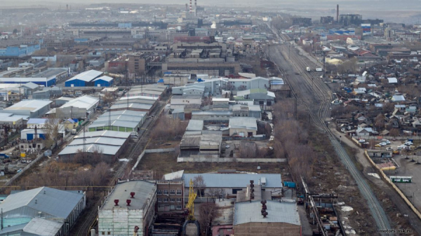 Зияние тысячи окон. Как москвичи препарировали советские «останки» когда-то крупнейшего промпредприятия Барнаула