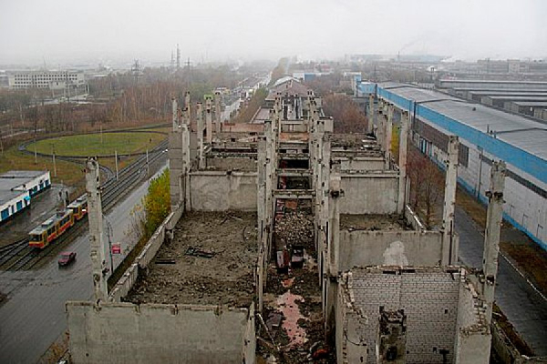 Зияние тысячи окон. Как москвичи препарировали советские «останки» когда-то крупнейшего промпредприятия Барнаула
