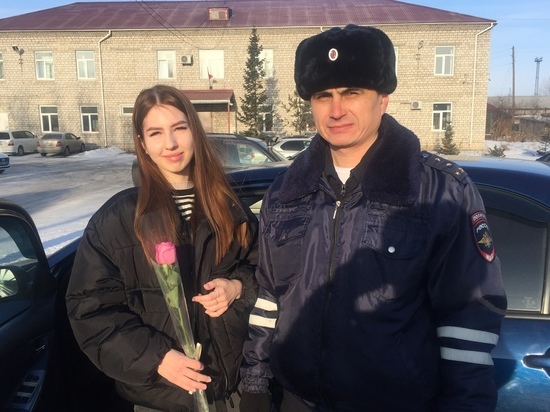 Алтайские госавтоинспекторы подарили цветы девушкам за рулем