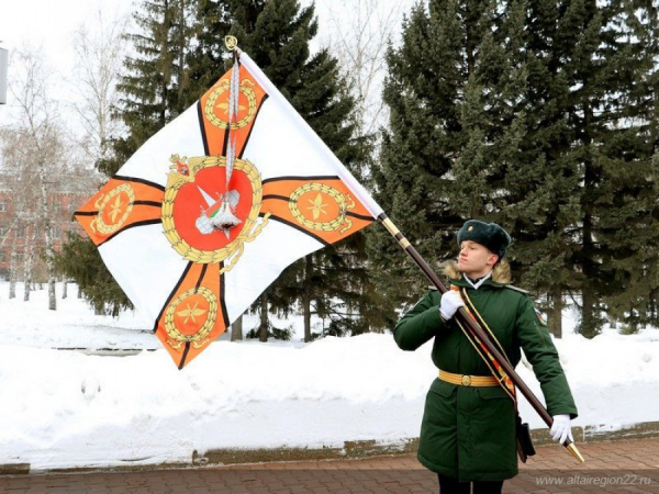 Алтайским военным вручили обновленное боевое знамя с изображением «Царицы ваз»