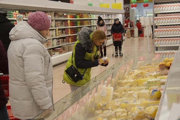 Несмотря на санкции, сахар и сыр не исчезнут с полок магазинов в Алтайском крае - KP.Ru