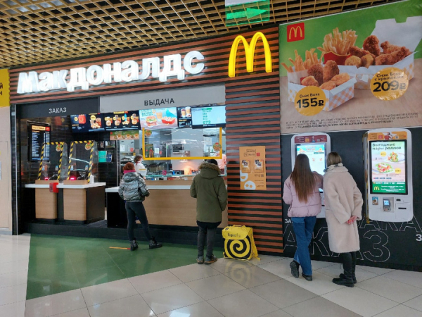 «Пусто, но есть, что поесть». Как жизнь кипит в барнаульских ТЦ после ухода брендов — фоторепортаж altapress.ru