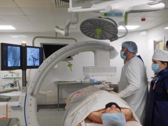 В алтайский онкодиспансер привезли оборудование, которое эффективно на поздних стадиях рака