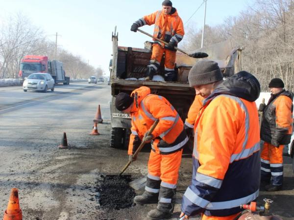В Барнауле начался ремонт дорог холодным асфальтом