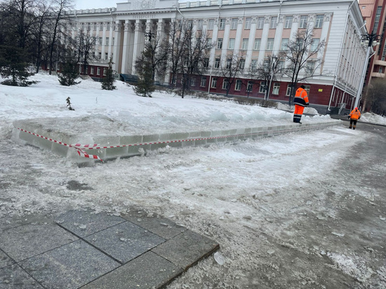 В Барнауле убрали надпись «Спасибо врачам!» на площади Советов