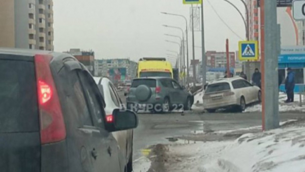 В Барнауле годовалый ребенок пострадал в ДТП, устроенным автоледи на перекрестке