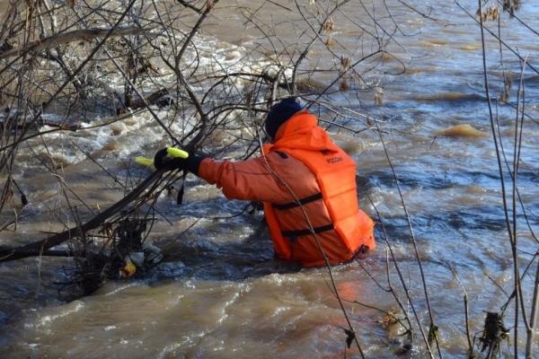 На Алтае восьмилетняя девочка упала в реку и погибла - KP.Ru