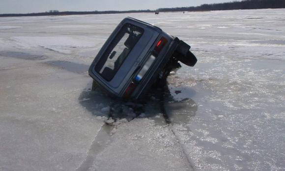 Рыбацкие машины проваливаются под лед в Алтайском крае