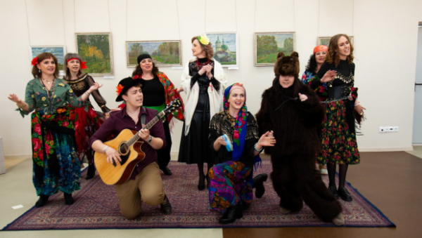 С цыганами и медведем: как прошла ярмарочная «Библионочь» в Барнауле