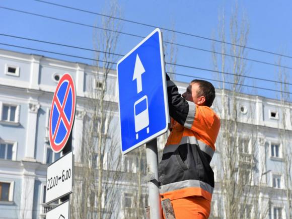 В Барнауле начали устанавливать знаки для новых выделенных полос