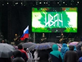 В Бийске во время патриотического концерта сдуло сцену