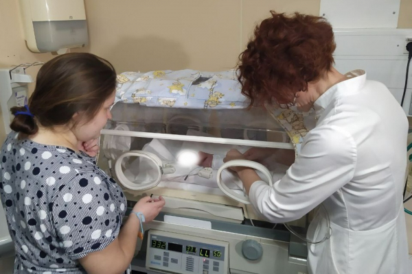 Весят меньше килограмма: как на Алтае выхаживают недоношенных детей - KP.Ru