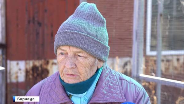 В Барнауле 80-летняя пенсионерка ночует в приюте с алкоголиками, а днем ищет укрытие для мечтаний и слез