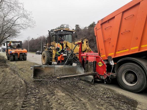 Возобновлен ремонт дороги на Змеиногорском тракте.