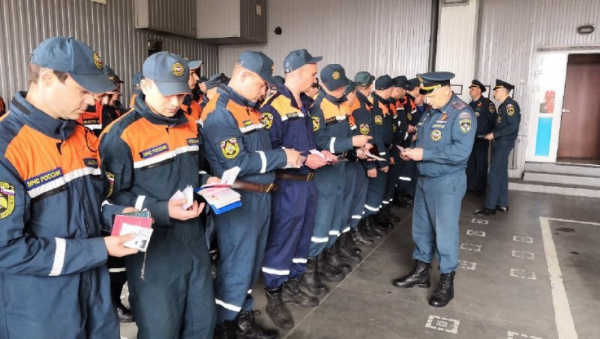 50 спасателей из Барнаула отправились в Красноярский край бороться с пожарами