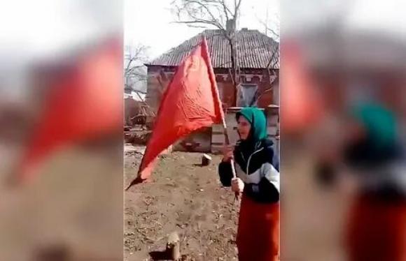 Бабушка с советским флагом не переезжала в Алтайский край