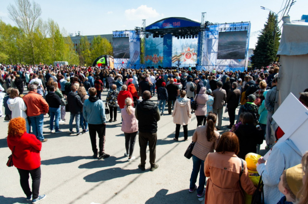 Юные курсанты, сверкающие авто и ностальгические песни. Как в Барнауле провели 9 мая — большой репортаж altapress.ru