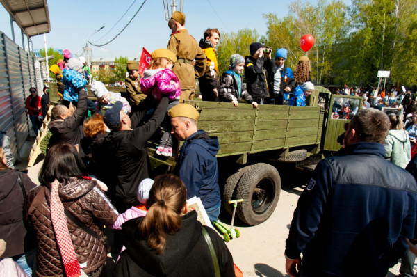 Юные курсанты, сверкающие авто и ностальгические песни. Как в Барнауле провели 9 мая — большой репортаж altapress.ru