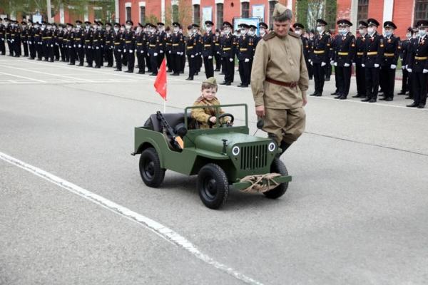 Почти как настоящая: барнаулец сделал для сына мини-версию военной машины - KP.Ru