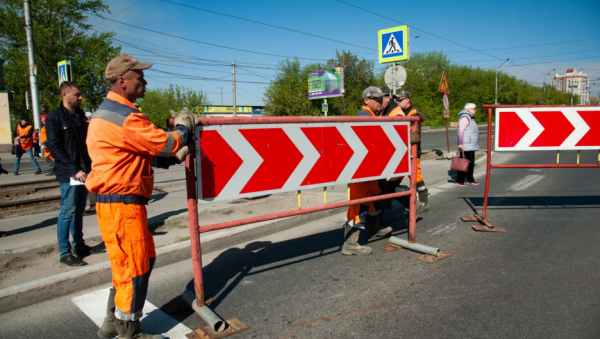 Приехали: в Барнауле частично перекрыли движение по мосту в районе Нового рынка. Фоторепортаж altapress.ru