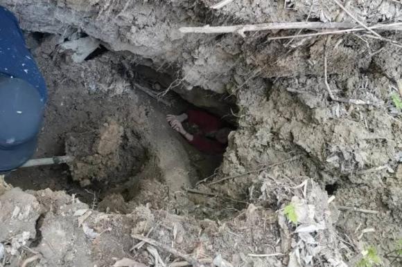 В Алтайском крае спасли пенсионерку, упавшую в расщелину у реки