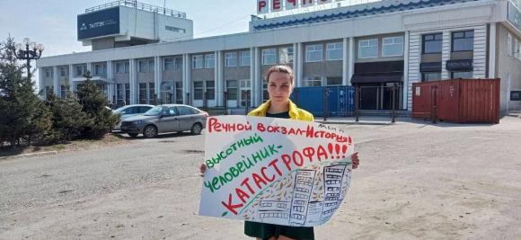 В Барнауле прошли пикеты против сноса здания Речного вокзала