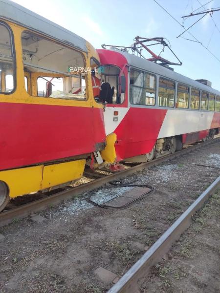 В Барнауле столкнулись трамваи