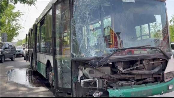 Водитель барнаульского автобуса потерял сознание и врезался