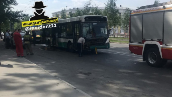 Водитель потерял сознание. В центре Барнаула произошло ДТП с участием автобуса