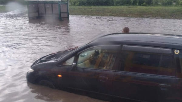 Барнаул поплыл. Проливной дождь парализовал движение в городе, на некоторых улицах — потоп