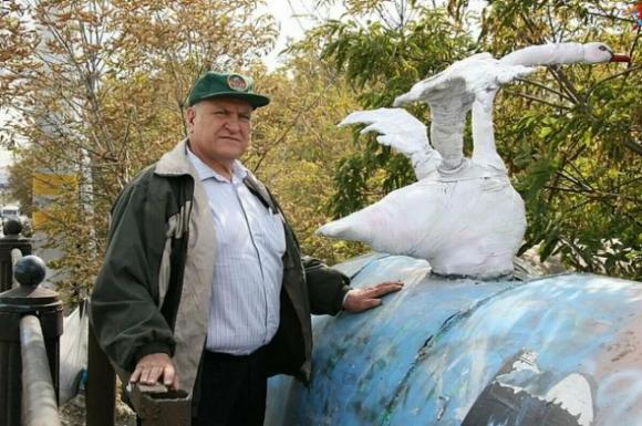 Лебеди с моста на Новом рынке переедут в парк "Лесная сказка"