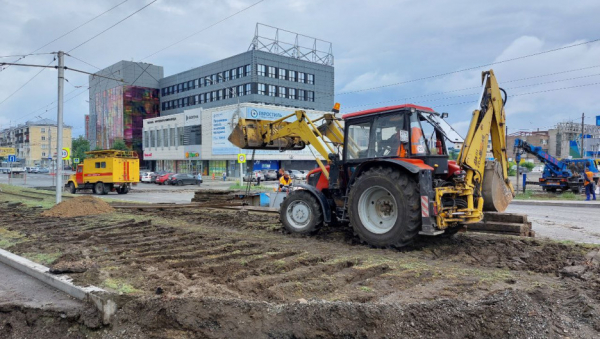 Работа кипит. В Барнауле рядом с мостом строят второе трамвайное кольцо — фоторепортаж altapress.ru