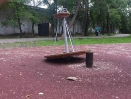 В Изумрудном парке частично демонтировали детскую площадку