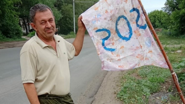 Земля провалилась. Житель Рубцовска поставил на дороге флаг, чтобы автомобили не «улетали» в яму
