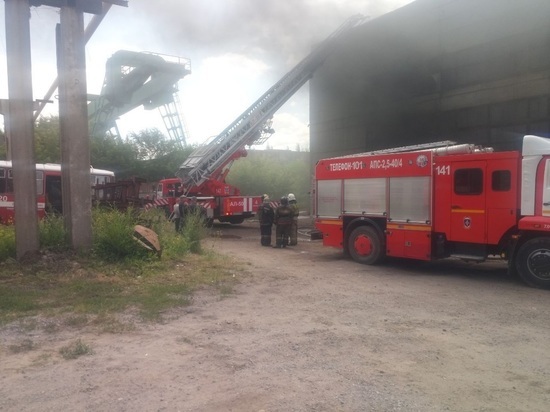 30 пожарных тушили возгорание масла в Барнауле