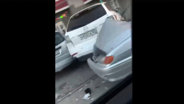 Барнаульский водитель выбил «страйк» своим автомобилем на парковке