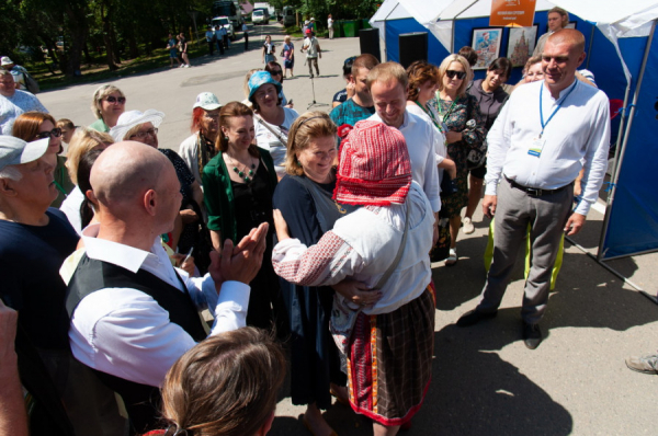 «Дайте я вас обниму». Алтайские мастера восхитили звездных гостей на Шукшинском фестивале в Сростках