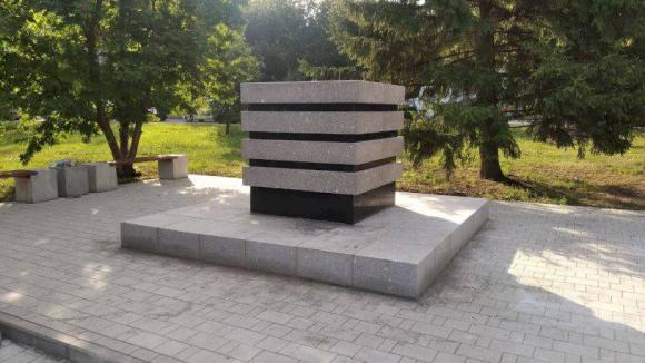 На проспекте Строителей установили первую часть памятника строителям