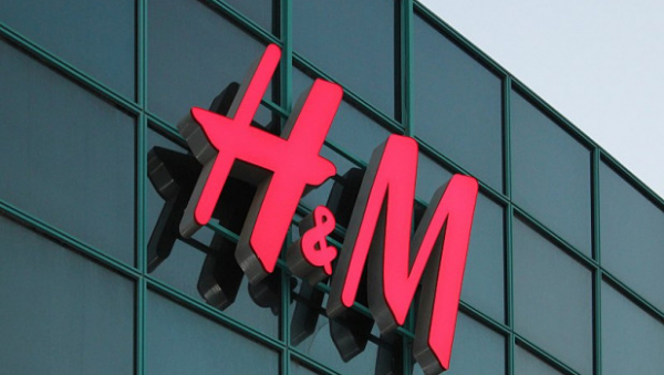 Продавец одежды H&M не будет устраивать распродажу перед уходом из России