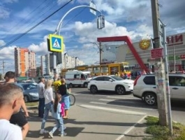 Трамвай наехал на пешехода на улице Антона Петрова