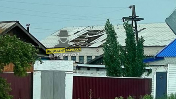 Ураган в алтайском селе унес крышу детского садика и повалил деревья