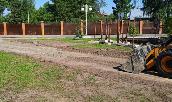 В Барнаульском парке начались работы по установке стелы «Город трудовой доблести»