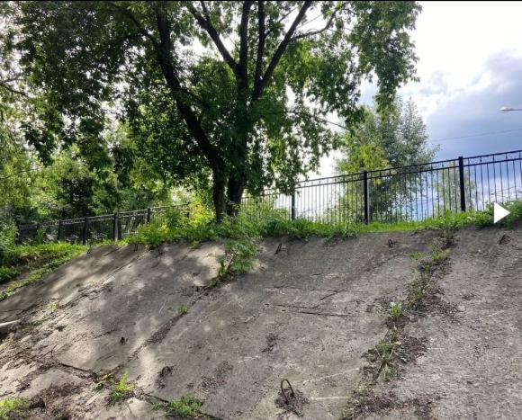 В Центральном парке вдоль реки Барнаулки установили забор