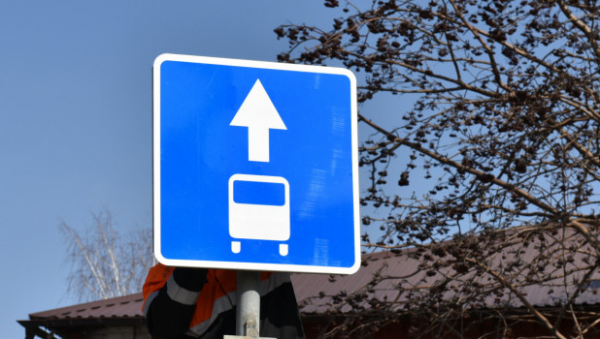 В Барнауле более тысячи водителей оштрафовали за езду по автобусным полосам