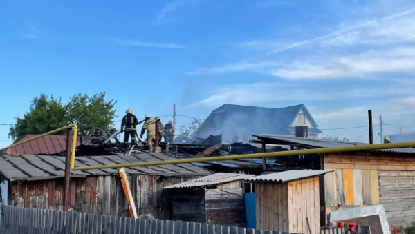 В Барнауле ликвидирован крупный пожар в частном жилом доме