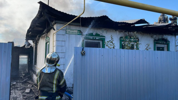 В Барнауле ликвидирован крупный пожар в частном жилом доме